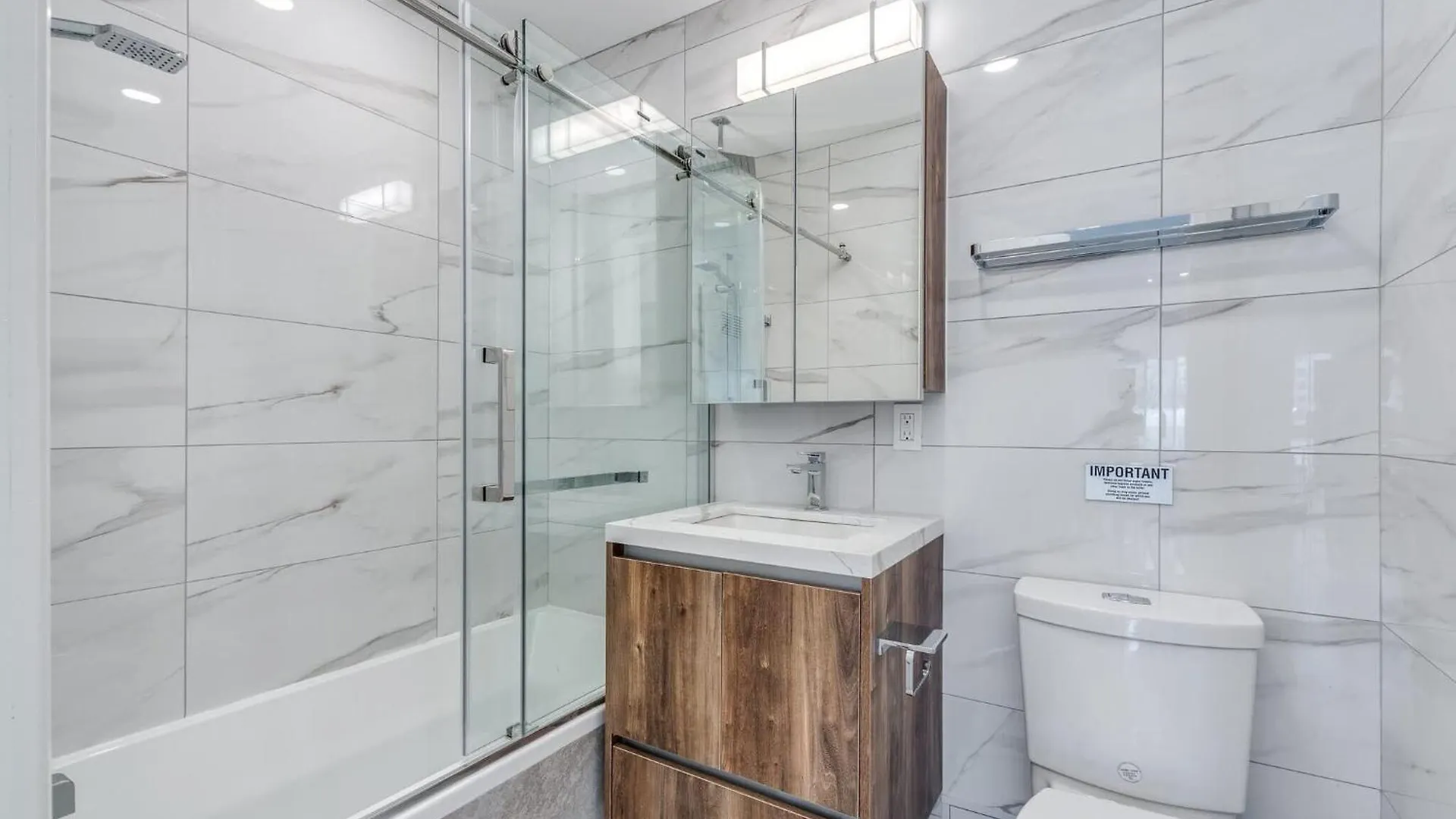 Modern & Luxury Apartment With Full Amenities Vancouver